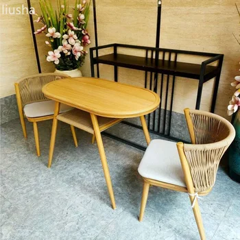Balkonas su stalu ir kėdėmis paprasta šiuolaikinės sielovados namų vienas stalas ir dvi kėdės arbatos stalas ir kėdė derinys rotango kėdė