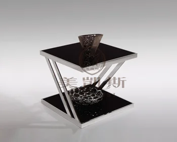 Grūdinto stiklo arbatos stalo.. Nerūdijančio plieno mažas kvadratas lentelėje. Sofos pusėje lentelėje. Gėlė