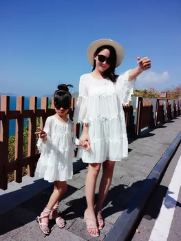 Motina ir Dukra Pajūrio trimatis Nėrinių 2VNT Tėvų-Vaikų Vasaros 2021 Naujas Prarasti Vidutinio ilgio Suknelė Baltos Suknelės Nuotrauka 2